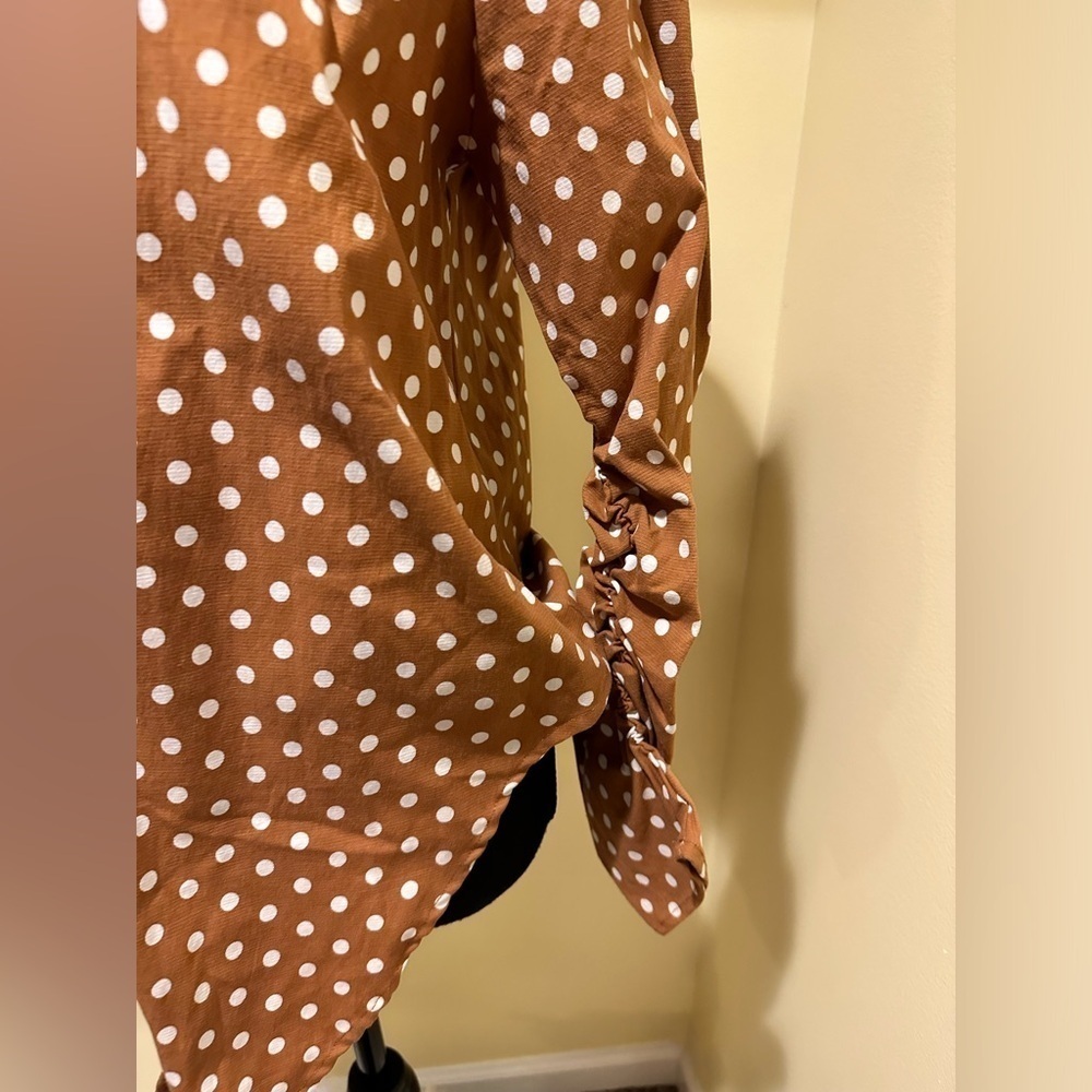 NWT LERUMI BROWN WHITE POLKA DOT LONG RUNCH SLEEVE DETAIL BUTTON DOWN TOP - Picture 3 of 5